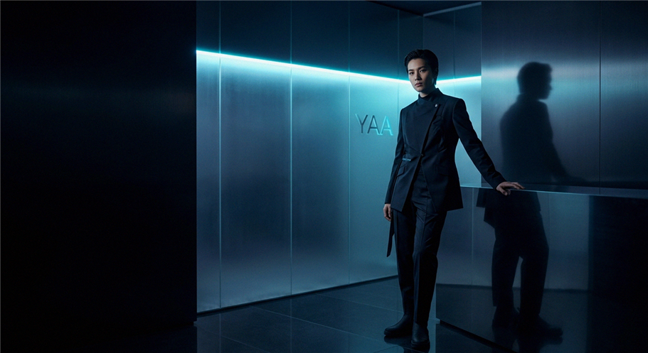 Spieler am Handy mit Slot-Spiel geöffnet